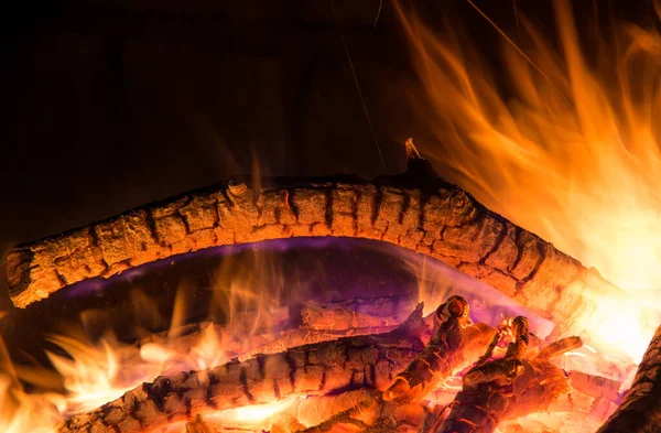 Yangın kasesinde büyüleyici alevler, yanan kamp ateşi.