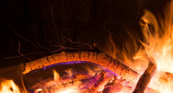 Yangın kasesinde büyüleyici alevler, yanan kamp ateşi.