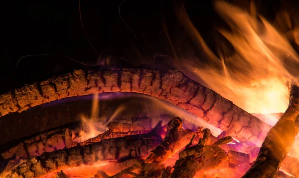 Yangın kasesinde büyüleyici alevler, yanan kamp ateşi.