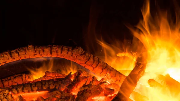 Yangın kasesinde büyüleyici alevler, yanan kamp ateşi.