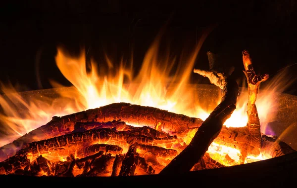 Yangın kasesinde büyüleyici alevler, yanan kamp ateşi.