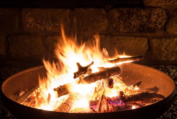 Yangın kasesinde büyüleyici alevler, yanan kamp ateşi.