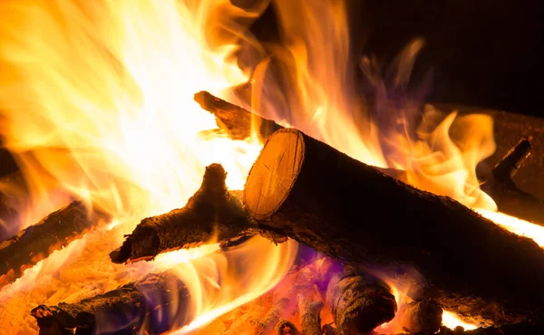 Yangın kasesinde büyüleyici alevler, yanan kamp ateşi.