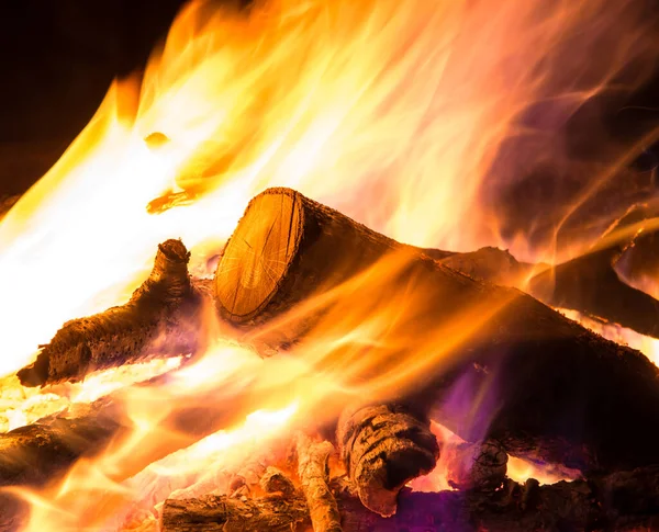 Yangın kasesinde büyüleyici alevler, yanan kamp ateşi.