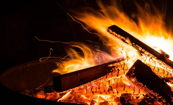 Yangın kasesinde büyüleyici alevler, yanan kamp ateşi.