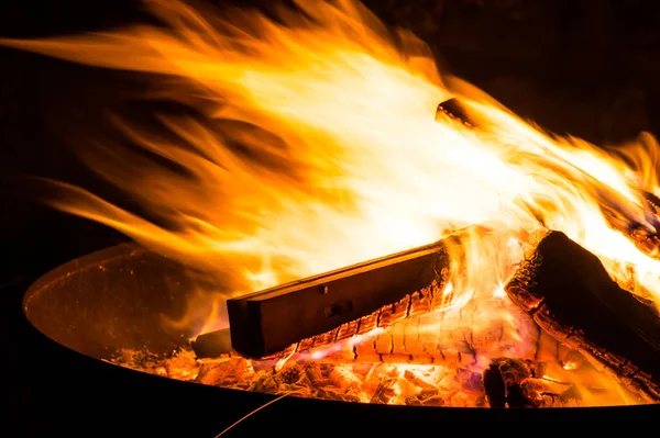 Yangın kasesinde büyüleyici alevler, yanan kamp ateşi.