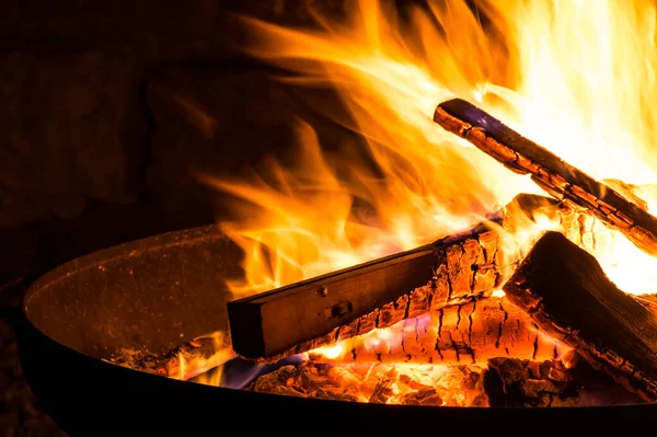 Yangın kasesinde büyüleyici alevler, yanan kamp ateşi.