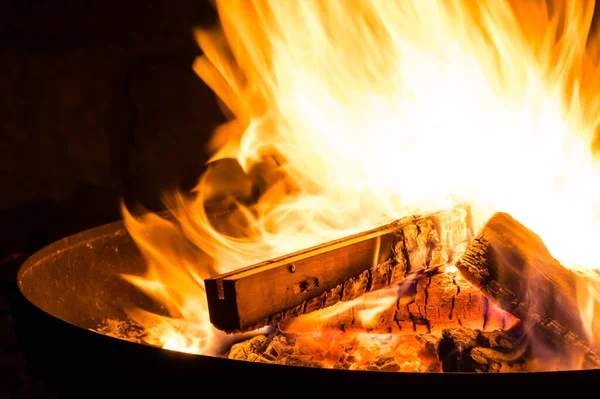 Faszinierende Flammen Einer Feuerschale Brennendes Lagerfeuer — Stockfoto