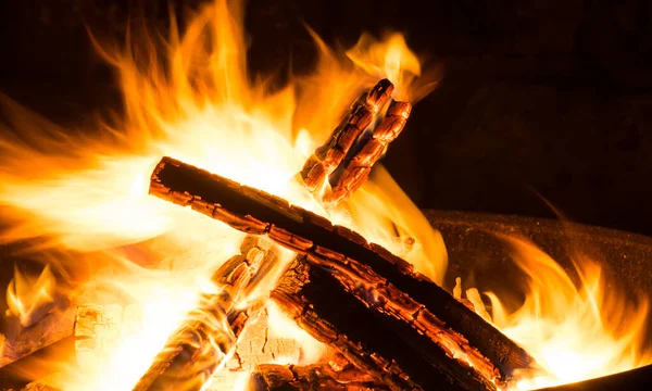 Yangın kasesinde büyüleyici alevler, yanan kamp ateşi.