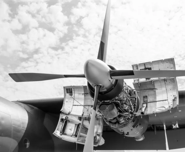 Uçak Türbini, bir uçağın motoru veya pervanesi