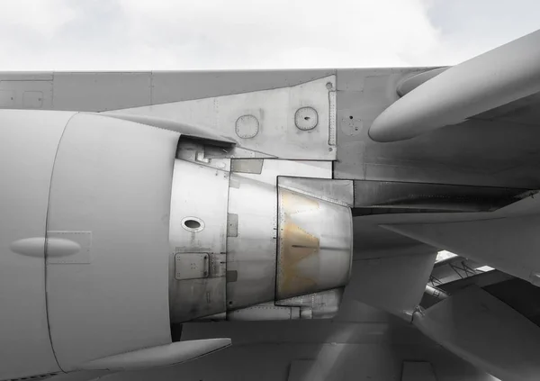 Uçak Türbini, bir uçağın motoru veya pervanesi