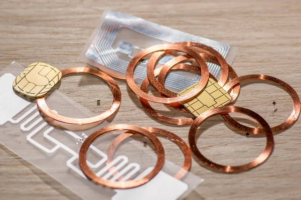 İletişim çipi, RFID çipi ve diğer kimlik kombinasyonlarına sahip farklı çip tipleri