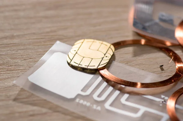 İletişim çipi, RFID çipi ve diğer kimlik kombinasyonlarına sahip farklı çip tipleri