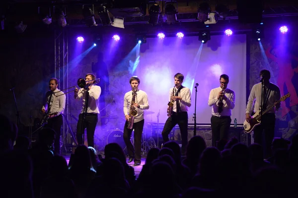 sahnede bando gerçekleştirir