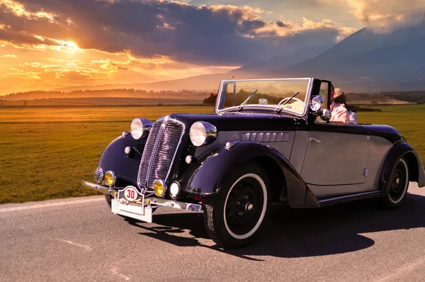 Yoldaki klasik araba.