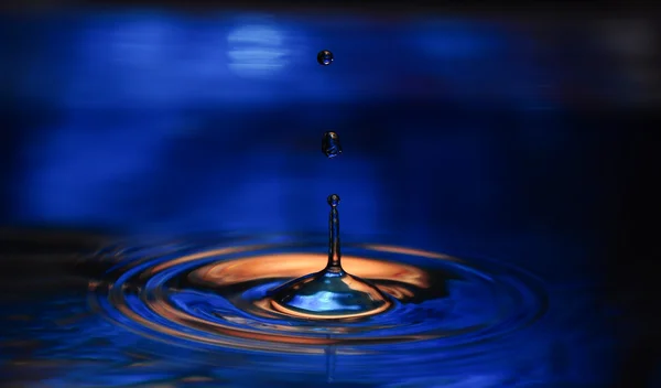 damla suya yansıması ile düşüyor