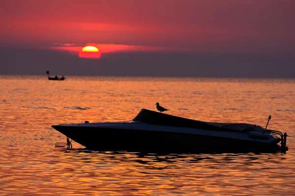 gün batımında tekne