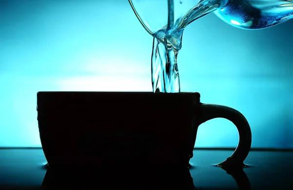 mavi bir arka plan üzerine su dökerek