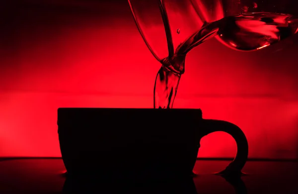 kırmızı bir arka plan üzerine su dökerek