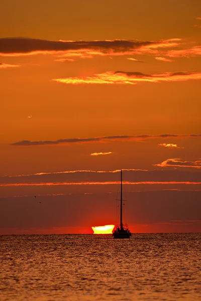 オレンジ色の夕焼けボートします。 ストック写真