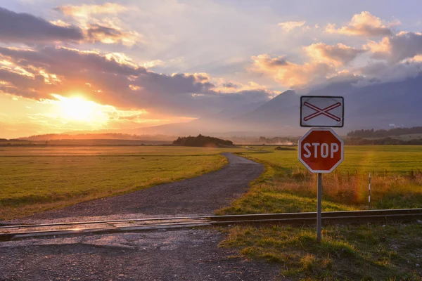 Gün batımında dur işareti