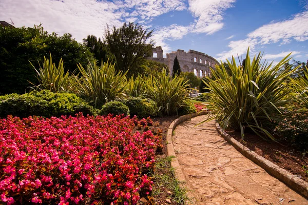 Pula amfitiyatro kaldırım