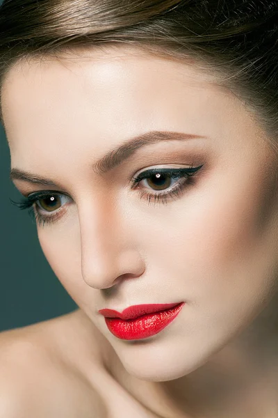 Mode porträtt av en vacker ung kvinna med röda läppar — Stockfoto