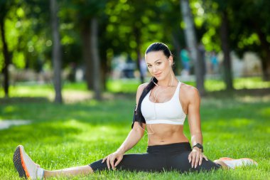 güzel bir kadın fitness ve kasaba kaç yoga yapan.