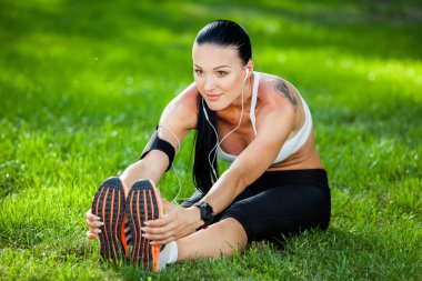 güzel bir kadın fitness ve kasaba kaç yoga yapan.