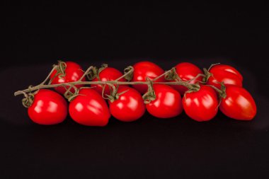 siyah bir arka plan üzerinde izole domates fışkın