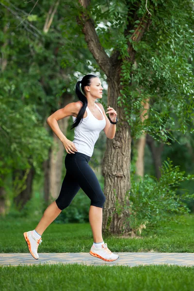 Jeune femme jogging dans la nature — Photo