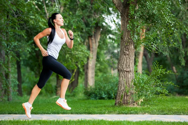Jeune femme jogging dans la nature — Photo