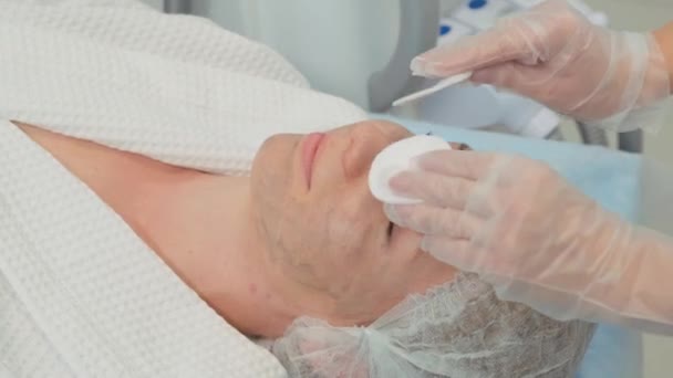Kozmetológiai eljárás. A nő becsukja az ügyfél szemét a kozmetikai szalonban végzett szénhámozási eljárás előtt.. — Stock videók