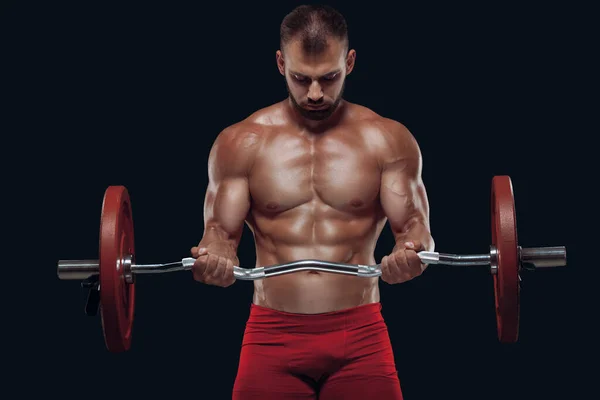 Vooraanzicht van een sterke man bodybuilder tillen een lange halter geïsoleerd op zwarte achtergrond — Stockfoto