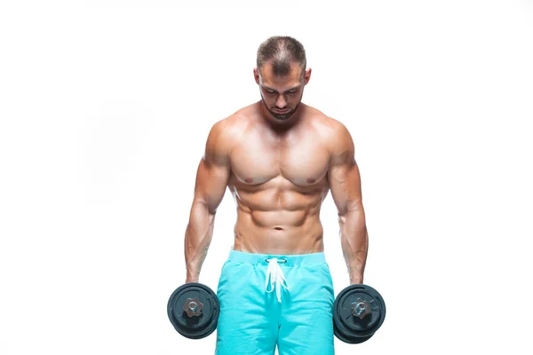 Szexi sportos férfi mutatja izmos test súlyzó álló fejét le, elszigetelt fehér háttér — Stock Fotó
