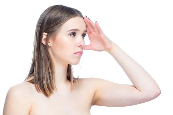 Foto de uma jovem menina bonita experimentando um ataque de dor de cabeça severa, de pé com as mãos perto de sua cabeça em um fundo branco — Fotografia de Stock