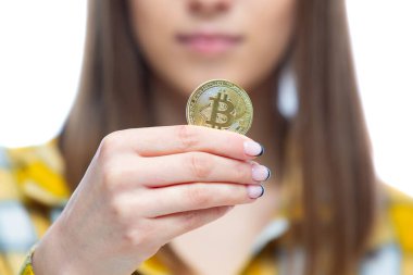 Güzel bir kadının elinde bir yüzün önünde duran bitcoin kripto para birimini yakından çek. Finansal refah kavramı, büyüme, yatırım
