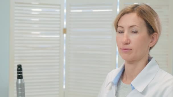 Косметологическая процедура. Женщина-врач надевает защитные очки для углеродного пилинга или лазерной процедуры удаления волос в салоне красоты. — стоковое видео