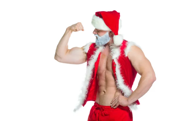 Święta. Portret muskularny sexy silny sportowiec w stroju Świętego Mikołaja z szarą brodą pozowanie pokazując swoje bicepsy izolowane na białym tle — Zdjęcie stockowe