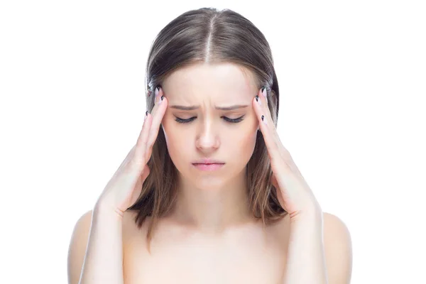 Фото молодой красивой девушки, испытывающей приступ сильной головной боли, стоящей с руками рядом с головой на белом фоне — стоковое фото