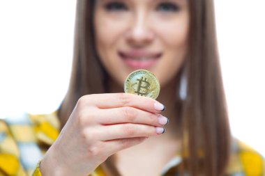 Güzel bir kadının elinde bir yüzün önünde duran bitcoin kripto para birimini yakından çek. Finansal refah kavramı, büyüme, yatırım