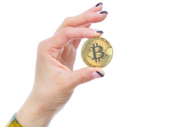 Beyaz arka planda izole edilmiş bitcoin kripto para tutan kadın resmi. Para kavramı, kar payları, yatırımlar, madencilik