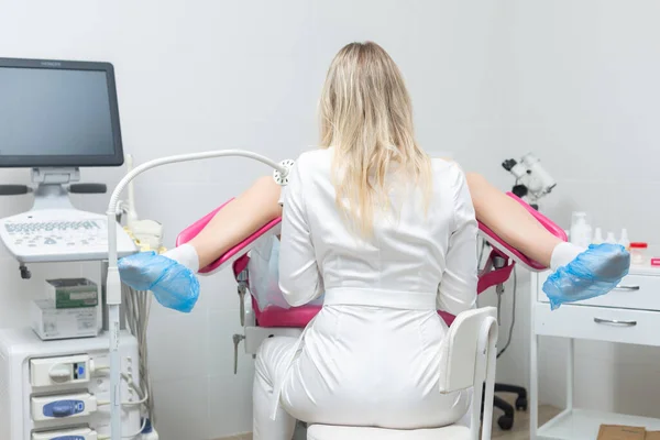 Rückenansicht eines Gynäkologen bei einer Routineuntersuchung eines Mädchens auf einem gynäkologischen Stuhl unter Einsatz moderner medizinischer Technologien — Stockfoto