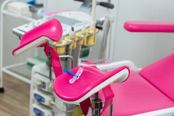 Foto av en rosa gynekologisk stol i ett utrustat kontor på en modern medicinsk klinik — Stockfoto