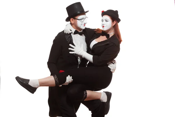 Portret van twee mime artiesten die optreden, geïsoleerd op witte achtergrond. De vrouw zit op de mannenknie. Symbool van hechte vriendschap, relaties, vertrouwensrelatie — Stockfoto