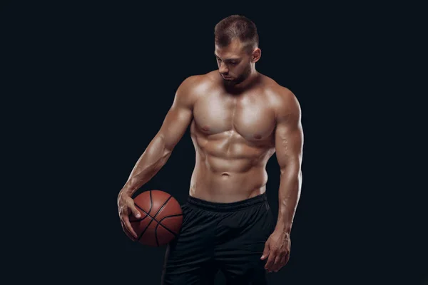 Retrato de um homem muito musculoso nu jogando basquete isolado em fundo preto — Fotografia de Stock