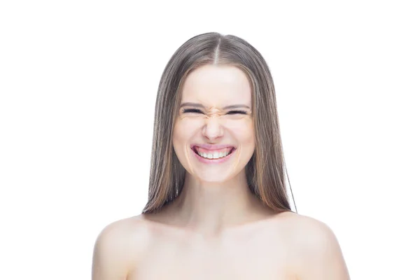 Foto av en ung charmig flicka som ler och skrattar med glädje och överraskning, isolerad på en vit bakgrund — Stockfoto