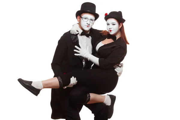 Portret van twee mime artiesten die optreden, geïsoleerd op witte achtergrond. De vrouw zit op de mannenknie. Symbool van hechte vriendschap, relaties, vertrouwensrelatie — Stockfoto