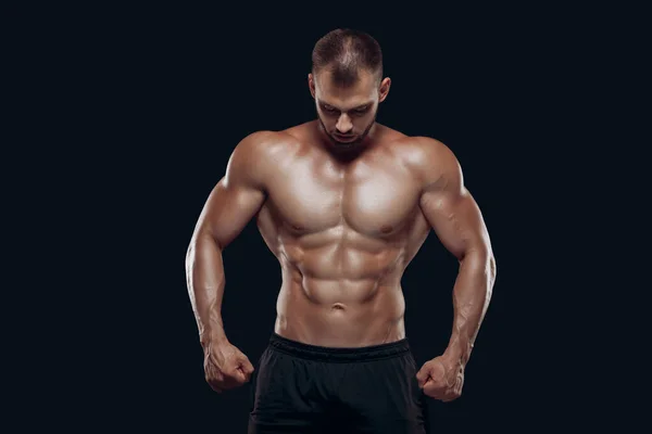 Entraînement sportif homme avec disque de poids lourd. Photo de jeune homme athlétique avec torse nu et bon physique sur fond blanc. Force et motivation — Photo