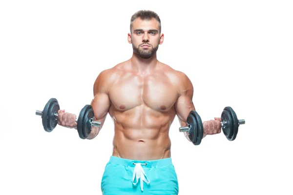 Homme athlétique sexy montre corps musculaire avec haltères debout avec sa tête vers le bas, isolé sur fond blanc — Photo